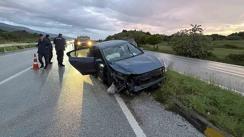 Tekeri Kopan Otomobil Refüje Çarptı: 1 Yaralı