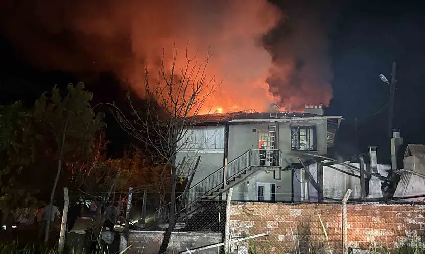 Alevlere teslim olan iki katlı ev kullanılmaz hale geldi