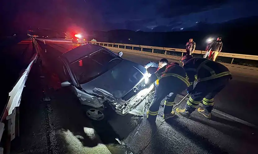 D100'de Otomobil Bariyerlere Çarptı: 2 Yaralı