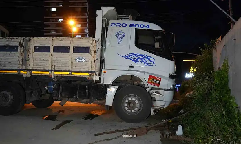 Direksiyon Başında Fenalaşan Sürücü, İstinat Duvarına Çarptı