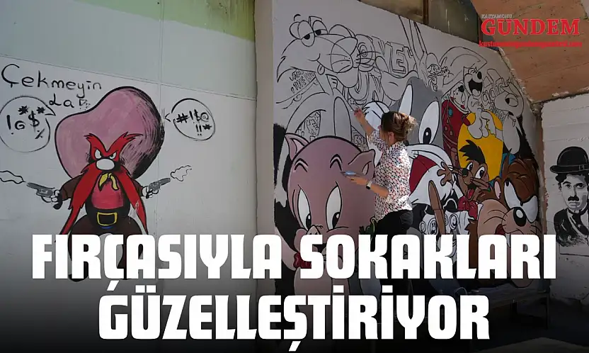 Fırçasıyla Sokakları Güzelleştiriyor