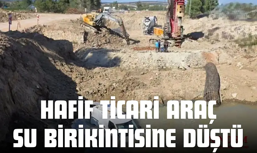 Hafif Ticari Araç Su Birikintisine Düştü