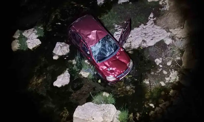 Otomobil Çaya Uçtu, Yaralılar Var!