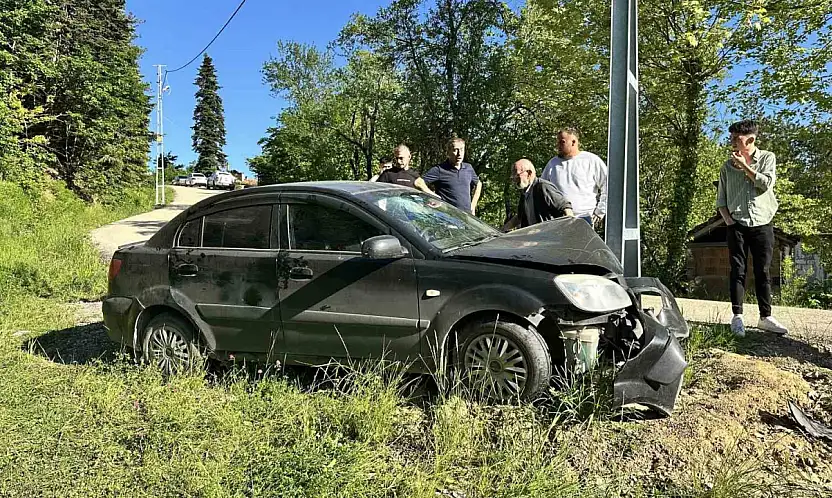 Kastamonu'da otomobil direğe çarptı: 3 yaralı