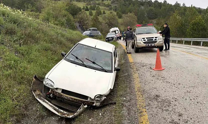 Kontrolden Çıkan Otomobil Şarampole Çarptı: 3 Yaralı
