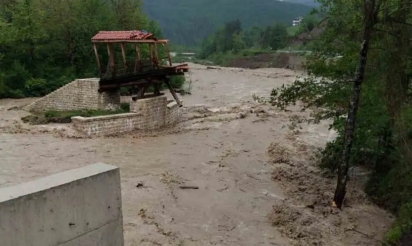 Şiddetli Yağış Nedeniyle Yürüyüş Köprüsü Sele Kapıldı