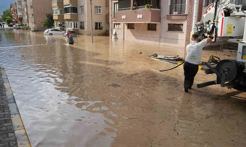 Cide'de Ekiplerin Su Tahliye Çalışması Sürüyor