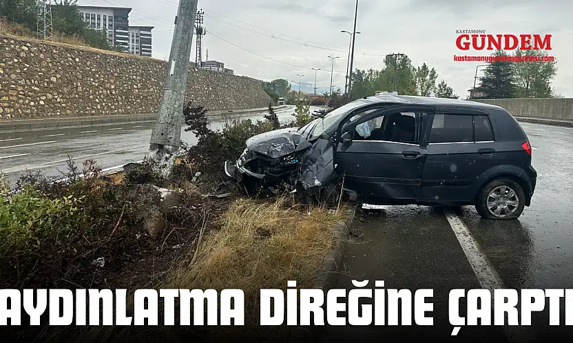Su Birikintisine Kapılan Araç, Aydınlatma Direğine Çarptı