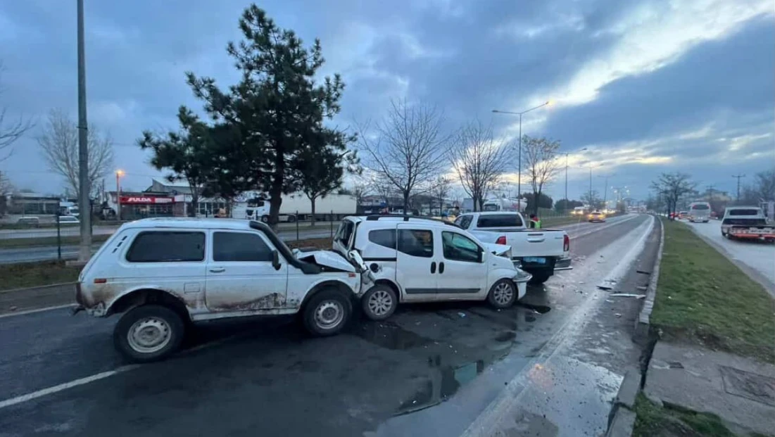 Bolu'da 4 Araç Zincirleme Kazaya Karıştı