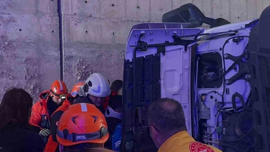 Çankırı'da Devrilen Tırdaki 4 Kişi Yaralandı