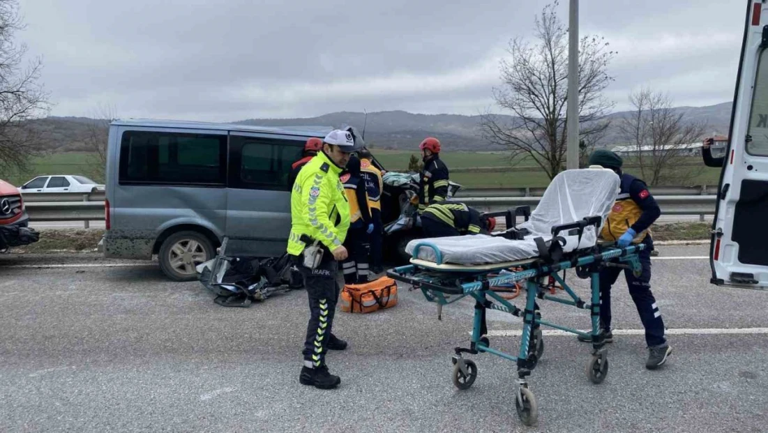 Çorum'da Minibüs Tıra Çarptı