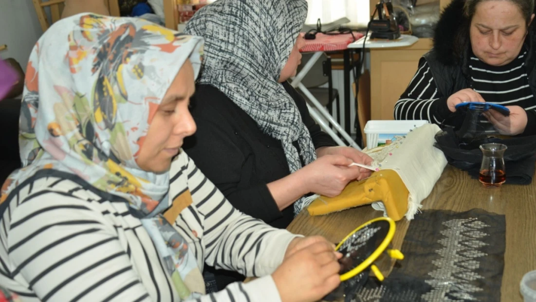 Kadınlar Bu Kurslarda Hem Sosyalleşiyor Hem Öğreniyor