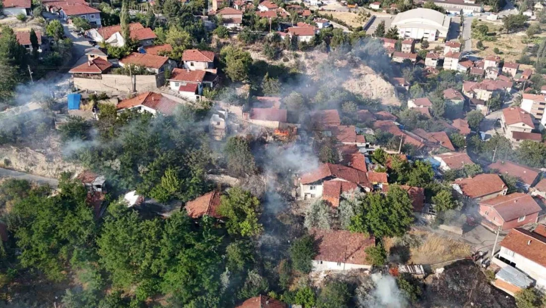 Otluk Alanda Çıkan Yangında 4 Ev Zarar Gördü