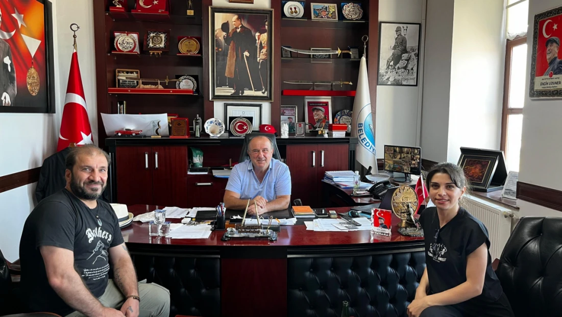 Sanatçı Mor Narpın’dan İnebolu Belediye Başkanı Uzuner’e Ziyaret