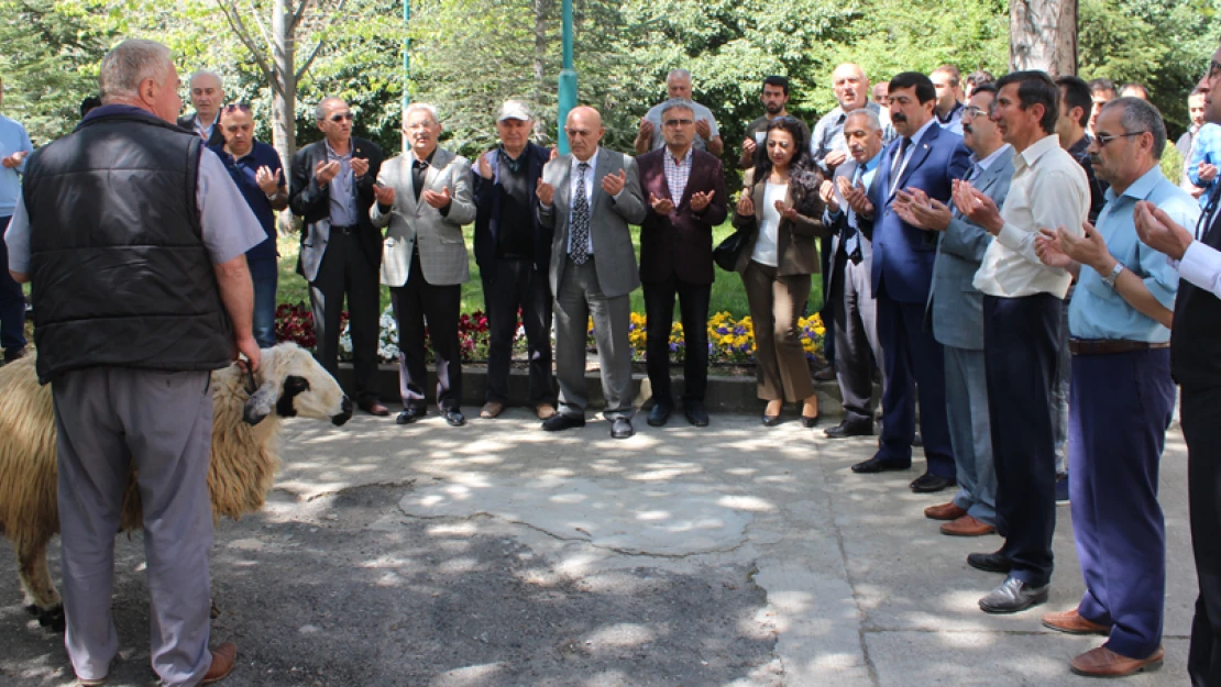 28 işçi kadroya geçişlerini kutladı