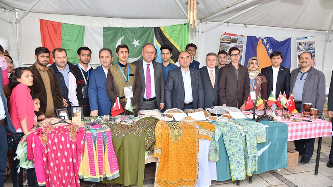 40 ülkeden bin 200 öğrenci kültürlerini tanıttı