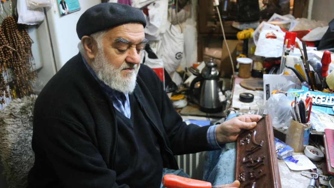 50 yıldır ahşaplara sanat işliyor