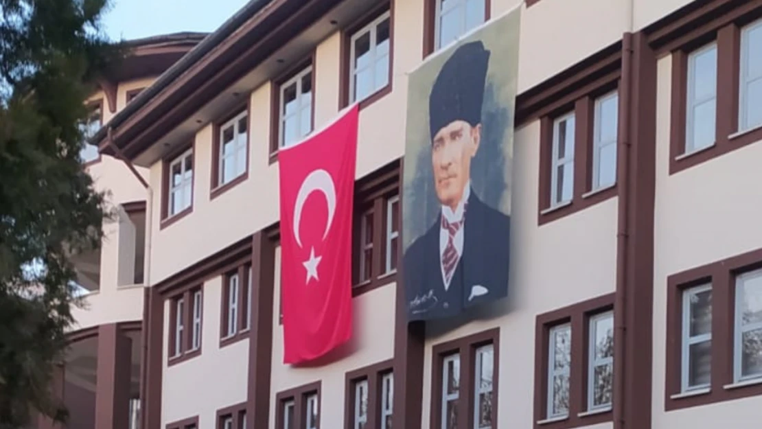 10 Kasım'da 'Bayrak-Poster' Krizi, Kısa Sürede Çözüldü