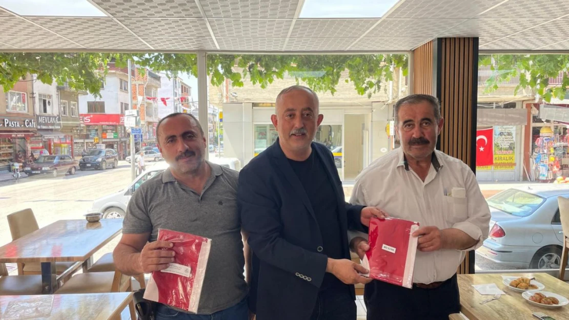 15 Temmuz Dolayısıyla Esnaflara Bayrak Dağıtıldı