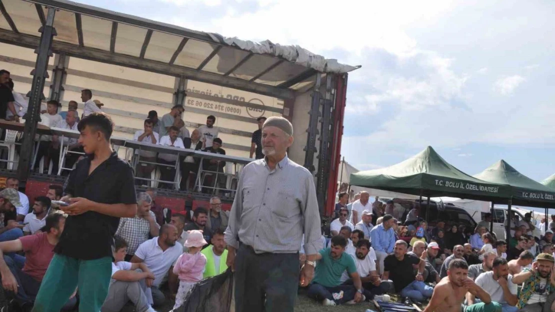 Binlerce Kişinin Katıldığı Bayramda Çöpleri Topluyor