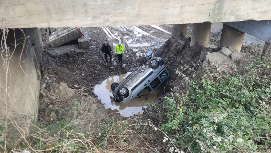 8 Metre Yükseklikten Çaya Uçtu: 3 Yaralı