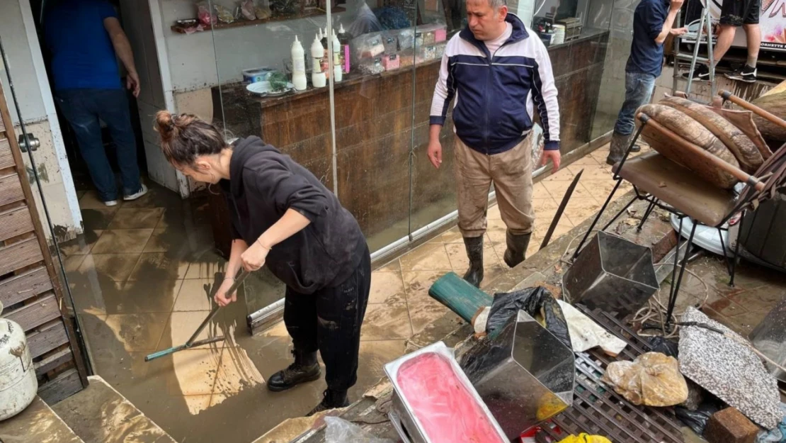 Acı manzara sel suları çekilince ortaya çıktı