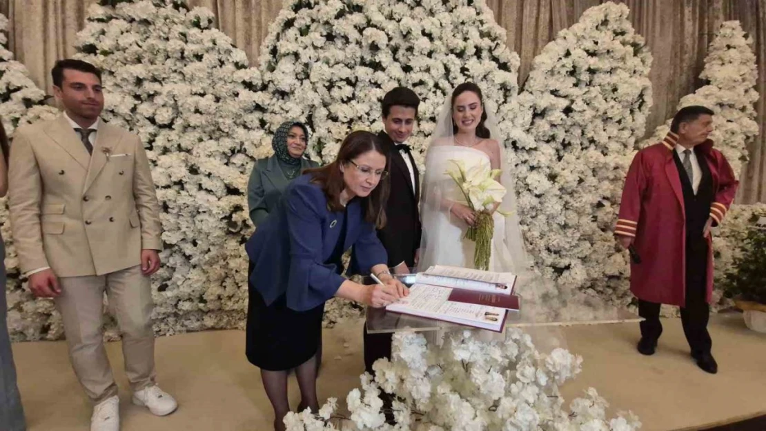 Adalet Bakanı'nın Eşi Nikah Şahidi Oldu