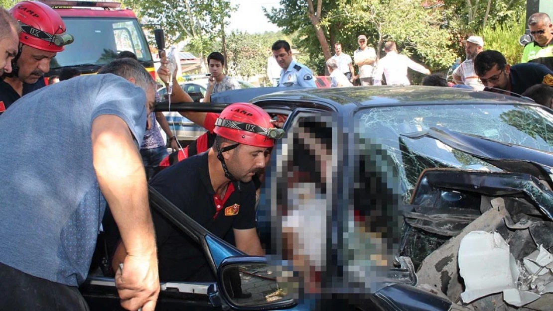 Ağaca çarpan otomobilde can pazarı