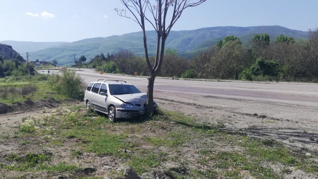 Ağaca Çarptı