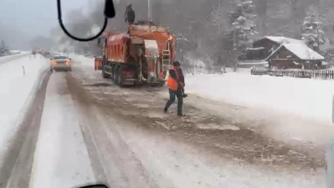 Ağır Tonajlı Araçlar Yolda Kaldı