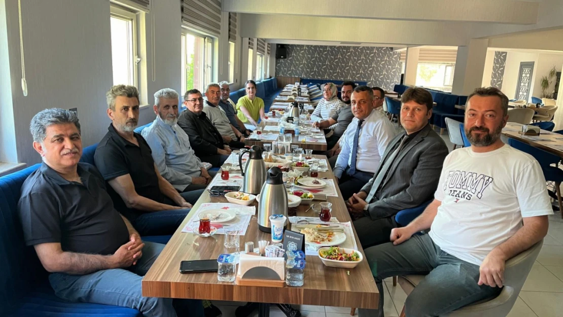 Ahmet Rıfat Güzey'e Veda Yemeği Düzenledi