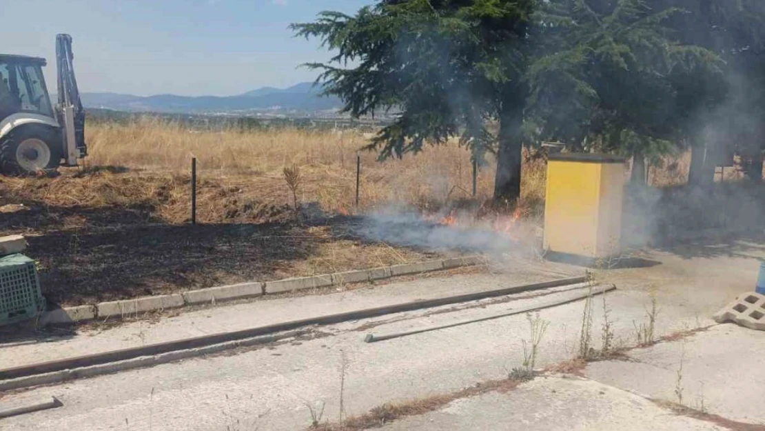 Akaryakıt İstasyonunun Yanında Anız Yangını Çıktı