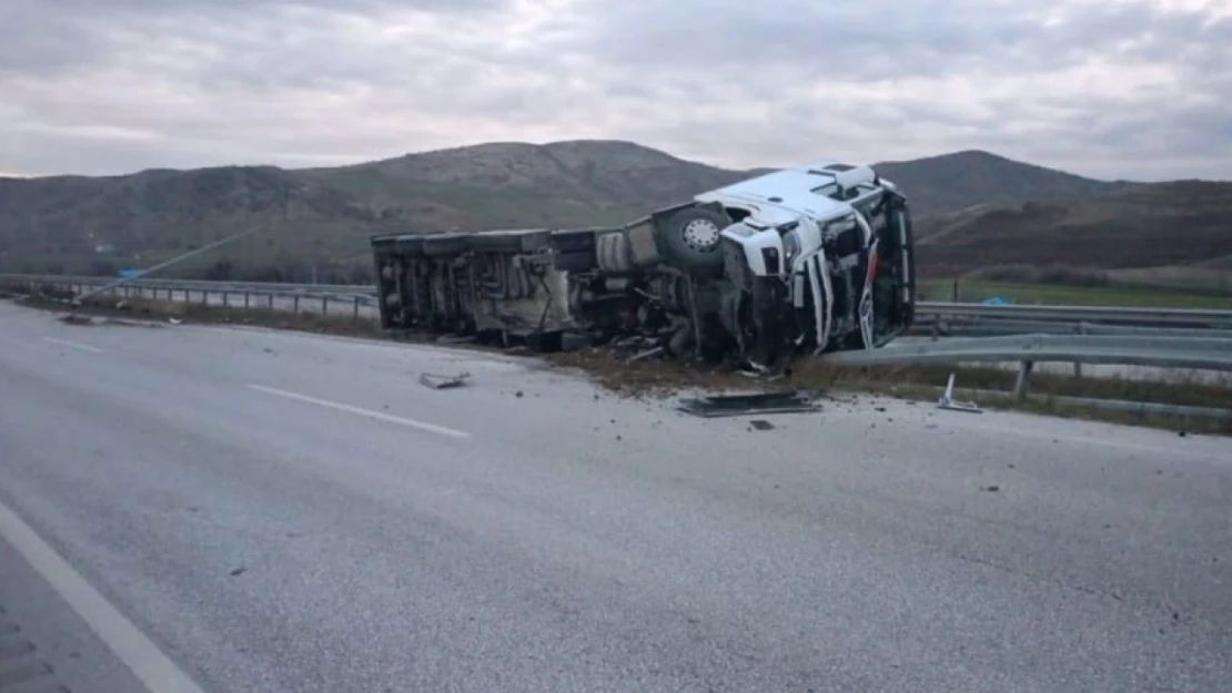 Tankerin Devrildiği Karayolu Trafiğe Kapatıldı