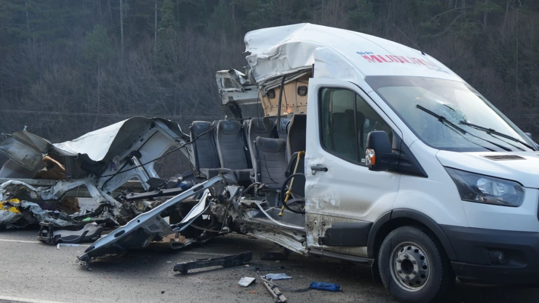 Akıllara Durgunluk Veren Kaza, Minibüs Kağıt Gibi Yırtıldı: 1 Ölü, 4 Yaralı