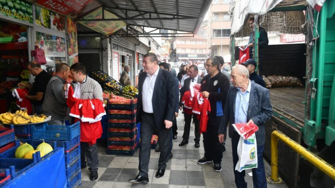 Alaplı Belediyesi binlerce Türk Bayrağı dağıttı