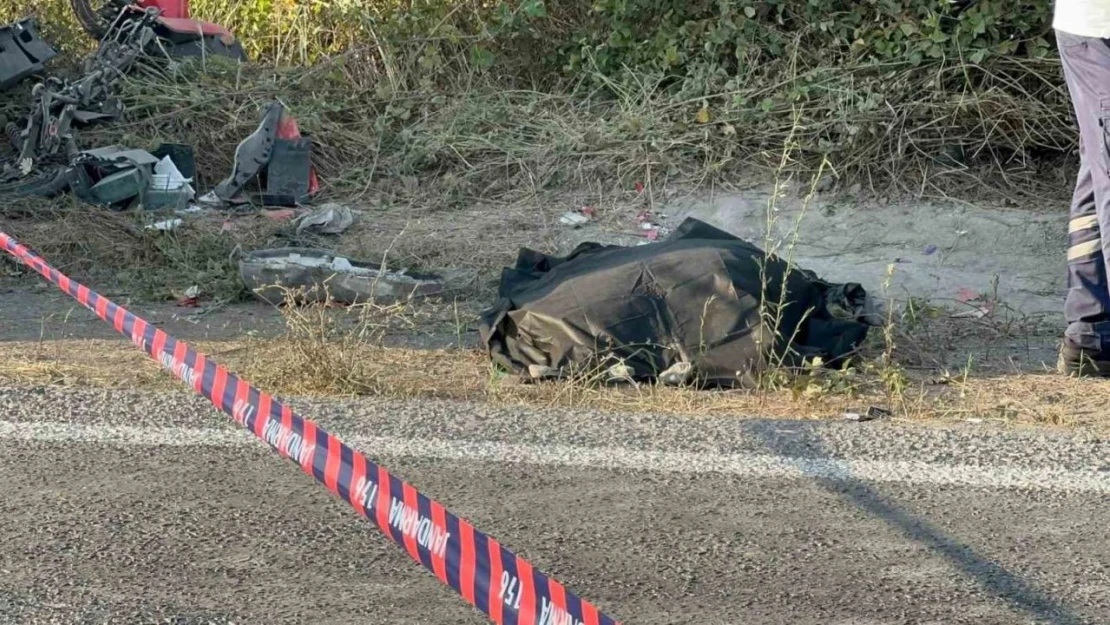 Feci Ölüm: Motosiklet Sürücüsü Kamyonun Altında Kaldı!