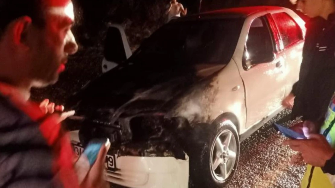 Alev alan araç kullanılmaz hale geldi