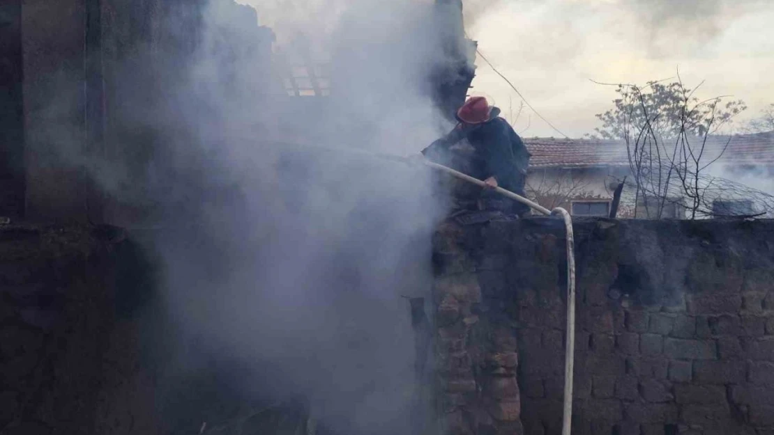 Alevlere Teslim Olan Evde Hayatını Kaybetti