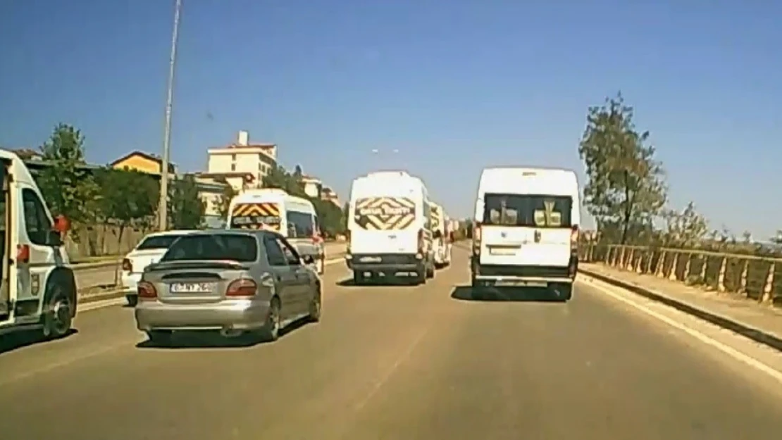 Altgeçidi trafiğe kapatıp oyun oynadılar