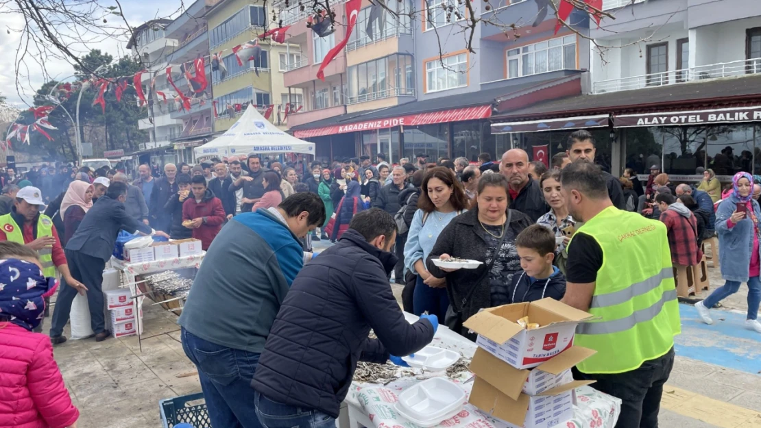 Amasra'daki Şenlikte Yarım Ton Hamsi Dağıtıldı