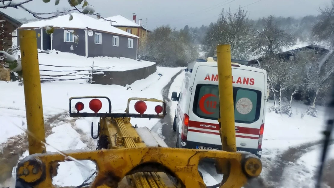 Ambulans Yolda Mahsur Kaldı