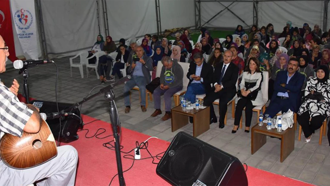 Anadolu Mektebi öğrencilerine türkü dinletisi