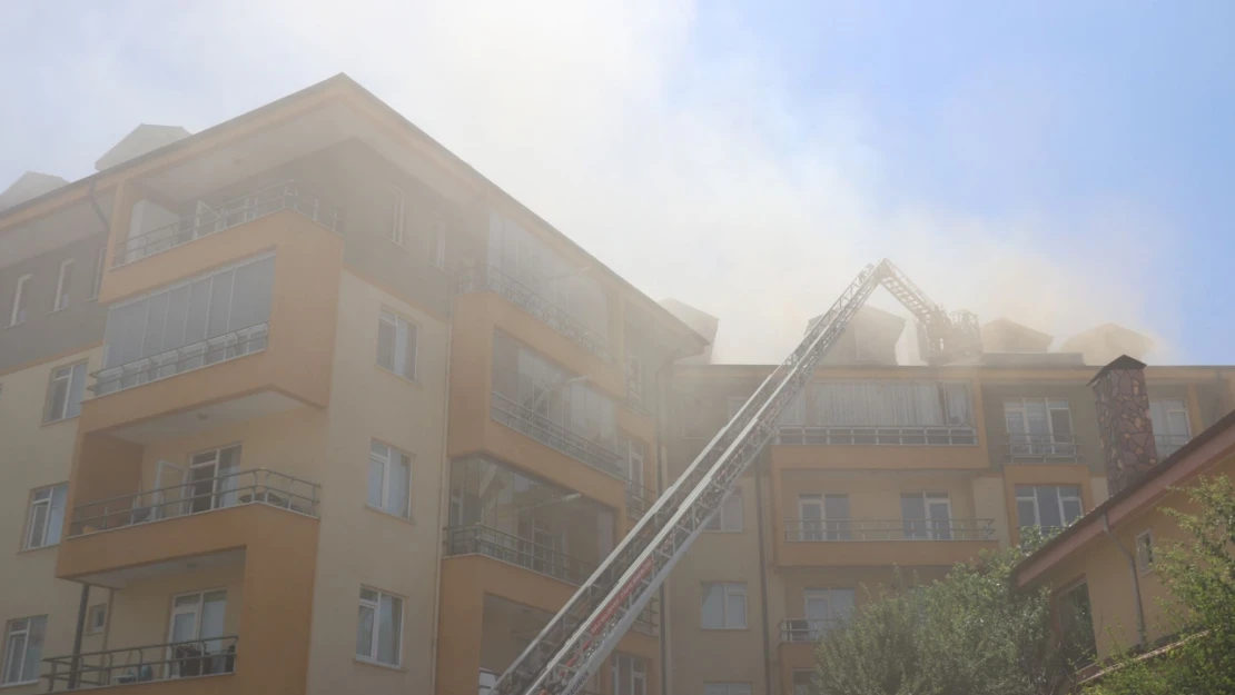 Apartman çatısında yangın çıktı