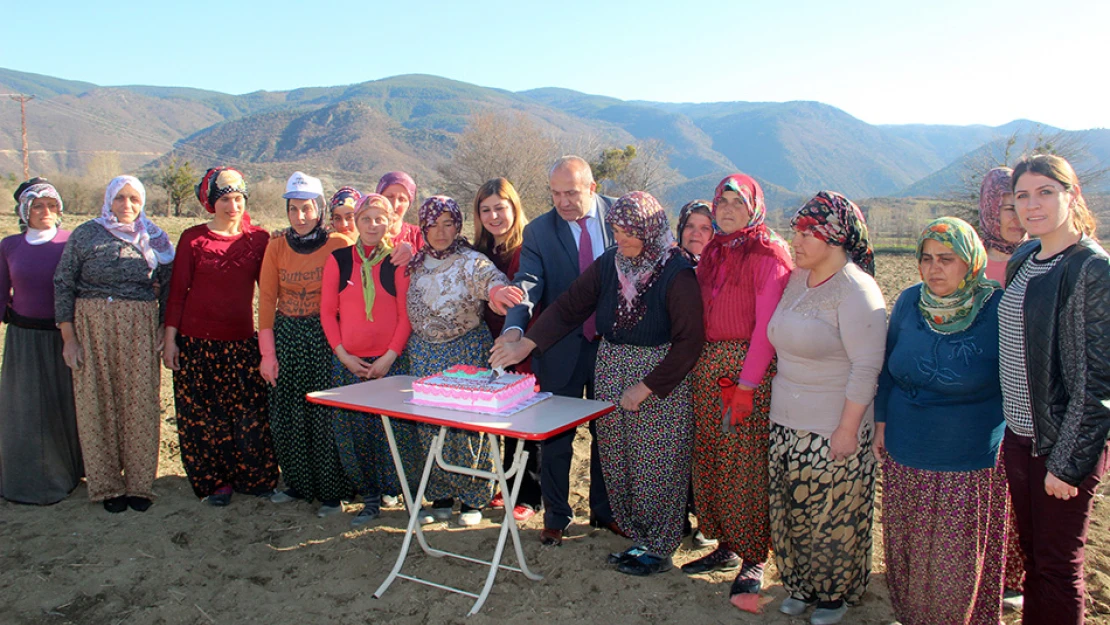 Arslan'dan sarımsak işçilerine 'Kadınlar Günü'  jesti