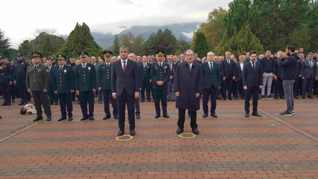 Atatürk'ü Anma Programı Çelenk Sunumu ile Başladı