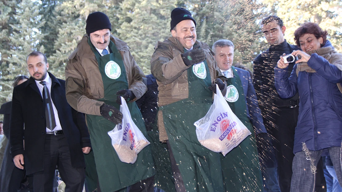 Bakan Eroğlu, yaban hayvanlarını yemledi