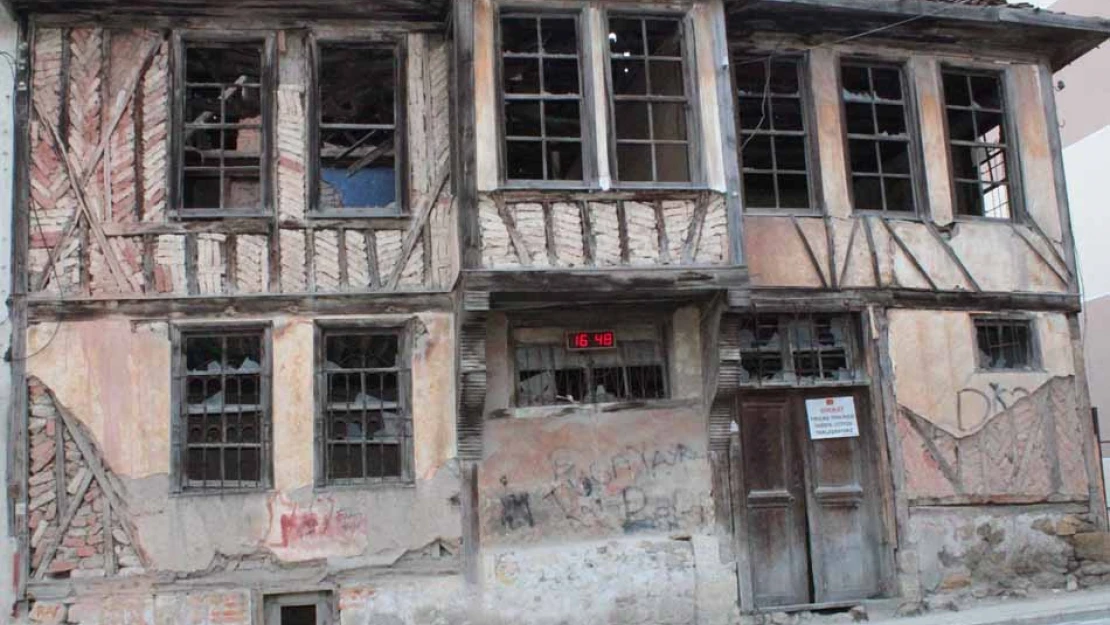 Bakımsız ahşap binalar korku saçıyor