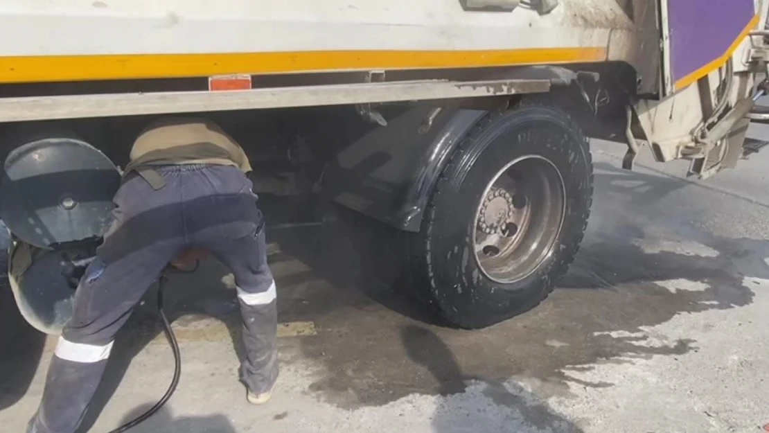 Balataları tutuşan çöp kamyonu oto yıkamacıya sığındı