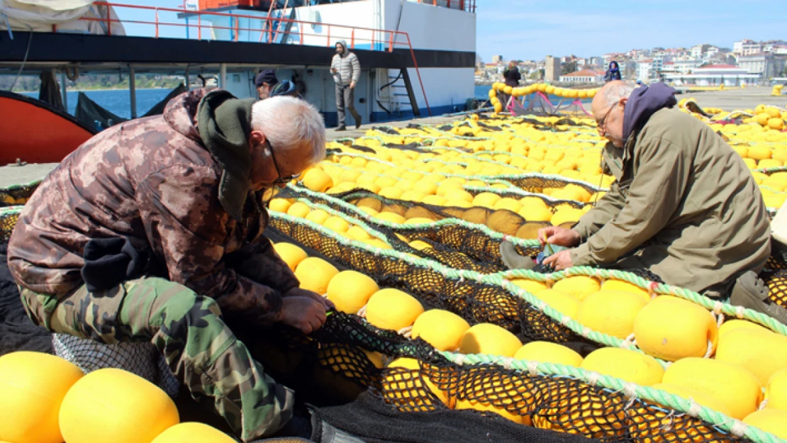 Balıkçılarda ağ onarma dönemi