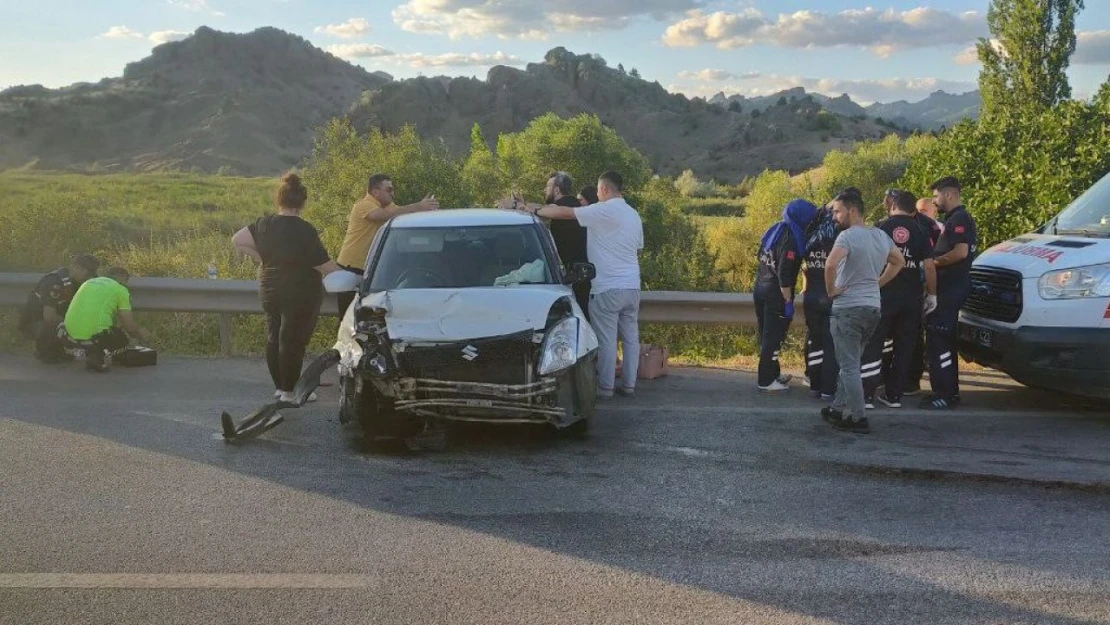 Bariyerlere Çarpan Otomobildeki 3 Kişi Yaralandı